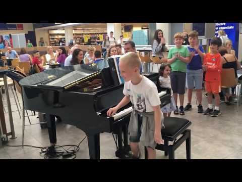 Amazing airport pianist- Harrison aged 11 plays Ludovico Einaudi cover Nuvole Bianche