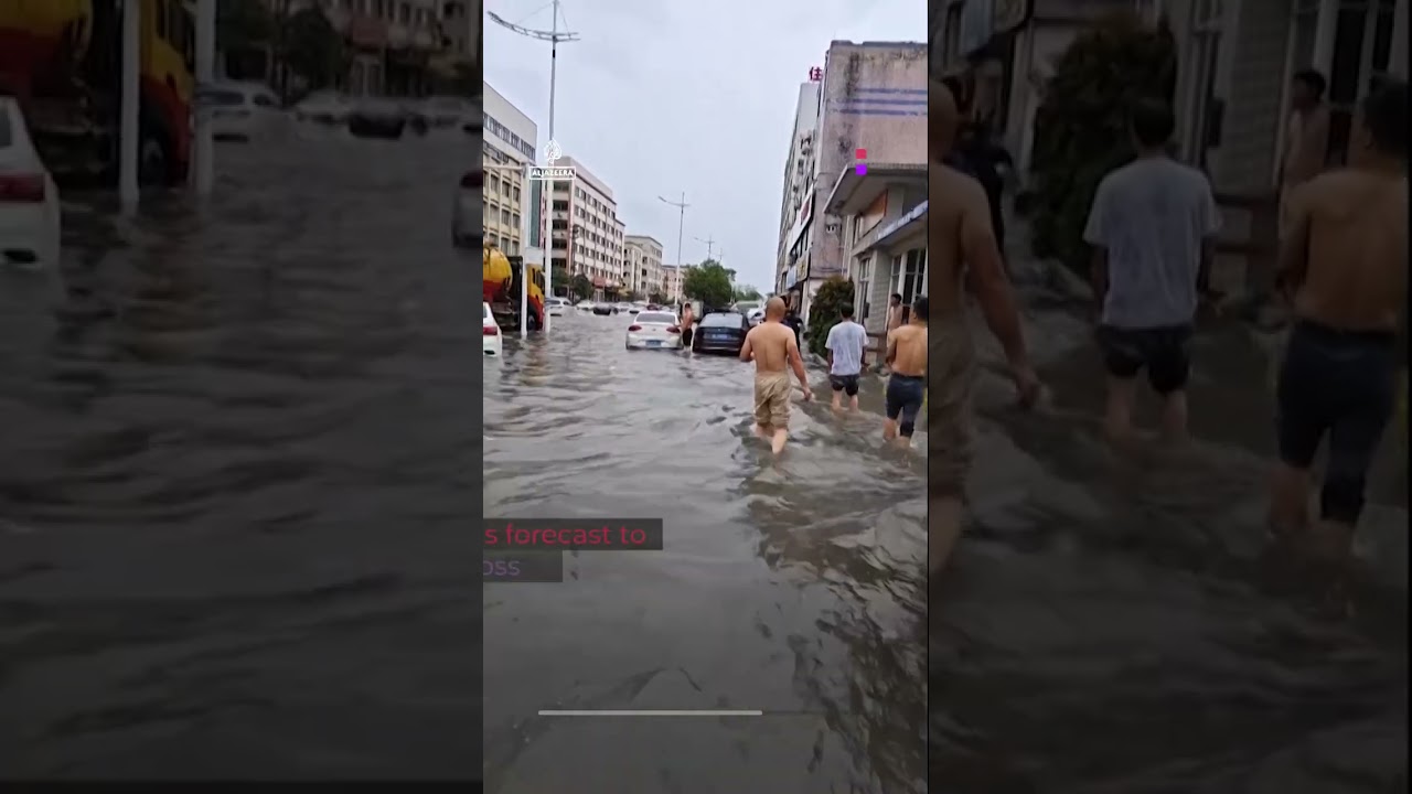تسببت الفيضانات في جنوب الصين في جرف السيارات وتدمير جسر