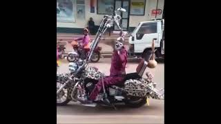 There is stupid and then there is this. Harley-Davidson motorcycle with suicide shifter screenshot 4