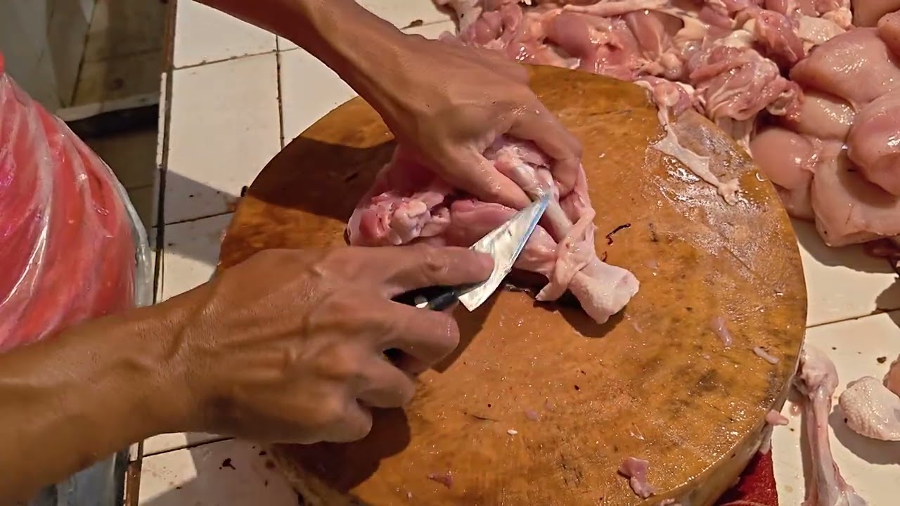 Highly skilled professional chicken boner#cuttingskills#cuttingchicken#butcher