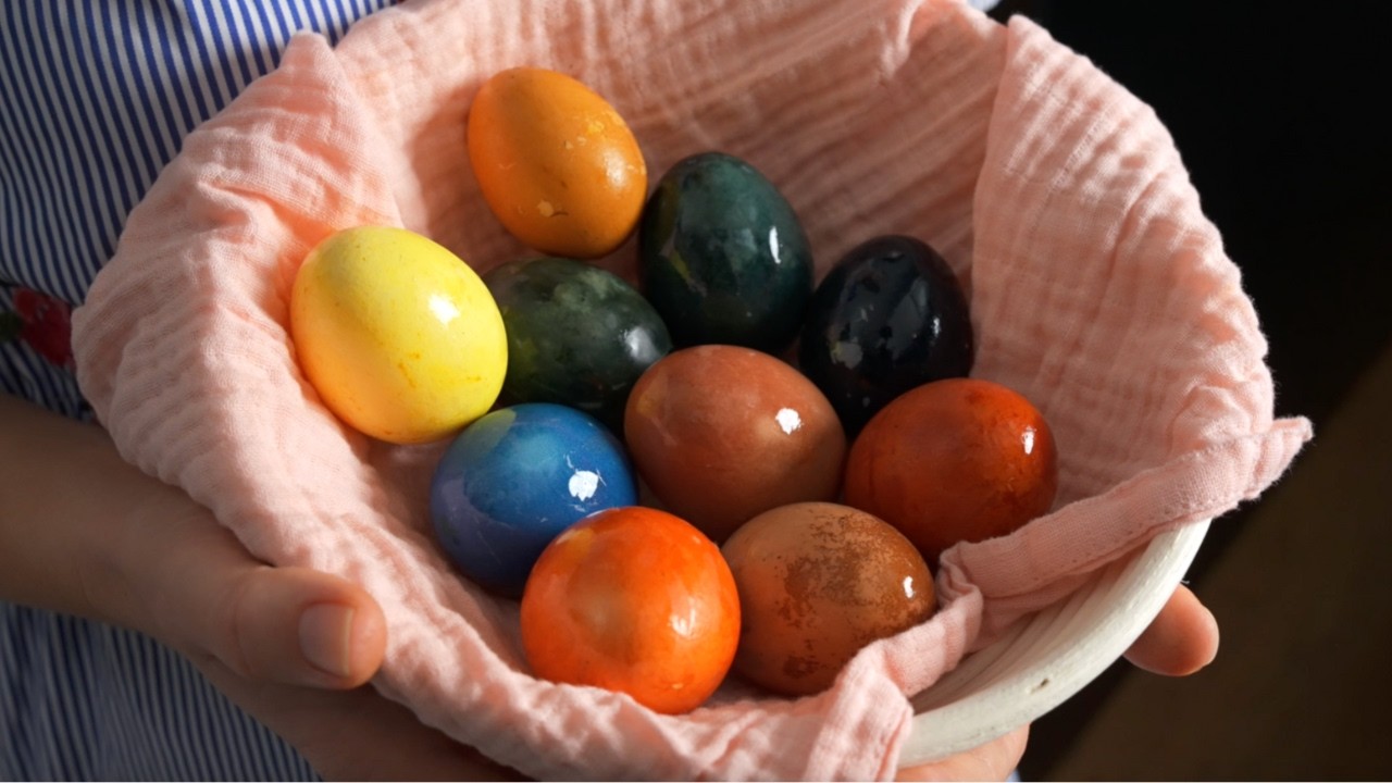 Jak vyrobit PŘÍRODNÍ BARVY NA VAJÍČKA  pro koledníky. Jak BEZ CHEMIE obarvit velikonoční vejce.