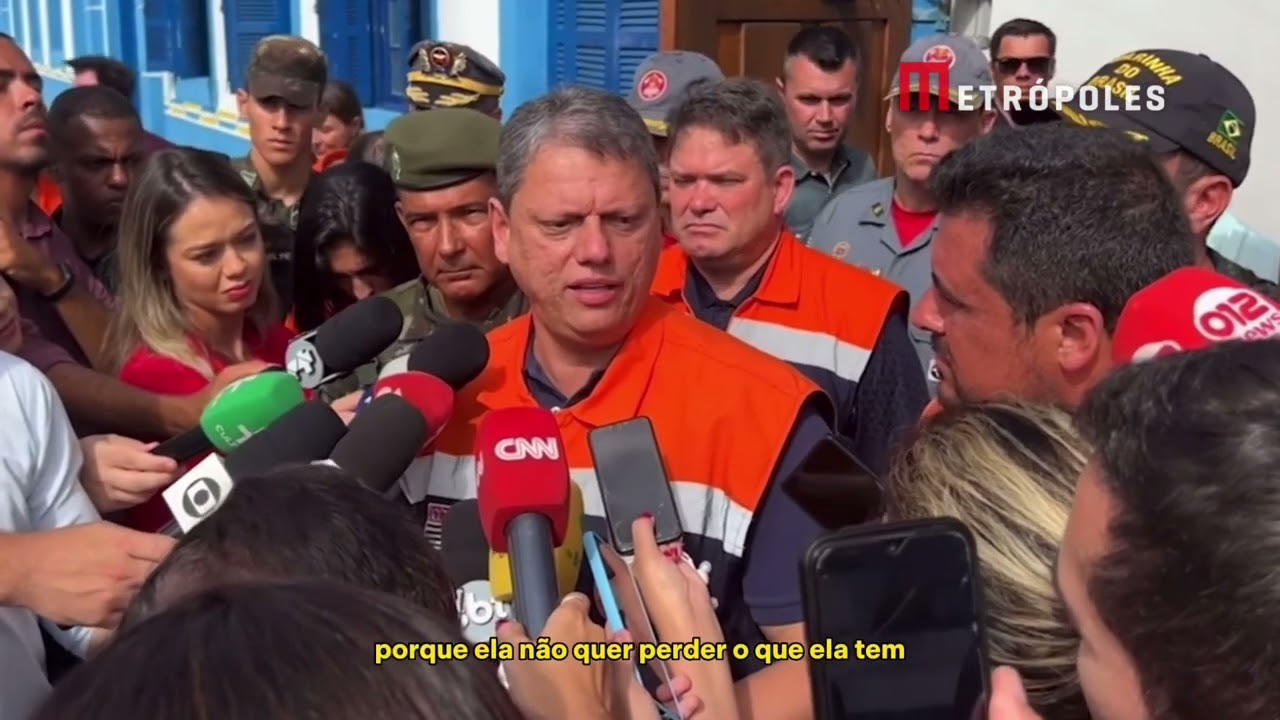 Tarcísio diz que casas em áreas de risco foram saqueadas após saída de moradores no litoral de SP