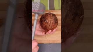 Как расколоть кокос и вынуть мякоть - быстро и просто
