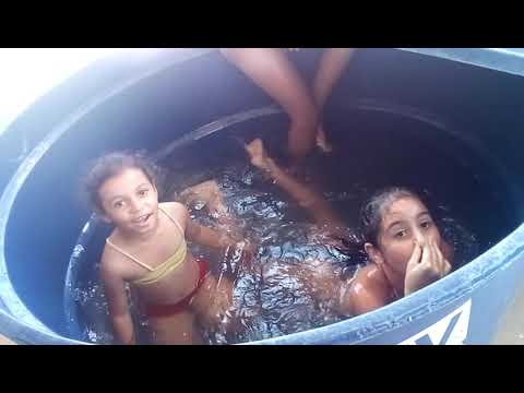 Meninas na piscina