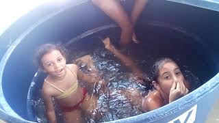 Meninas na piscina