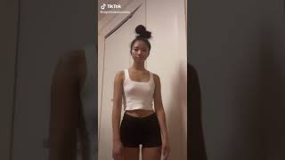 TikTok  ノーブラ、乳首ポチ、幼そうに見える美人