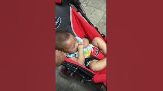 Bayi ini suka ngakak sampai jubgkir balik (baby el)