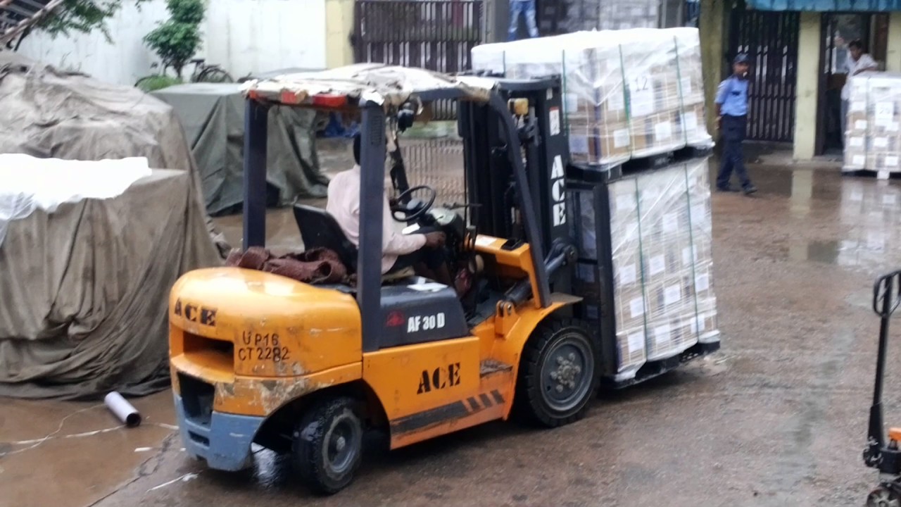 How To Load A Container With A Forklift Without Ramp Youtube