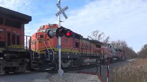 11/28/25 - Four axle and six axle locomotives on the BNSF Paducah local