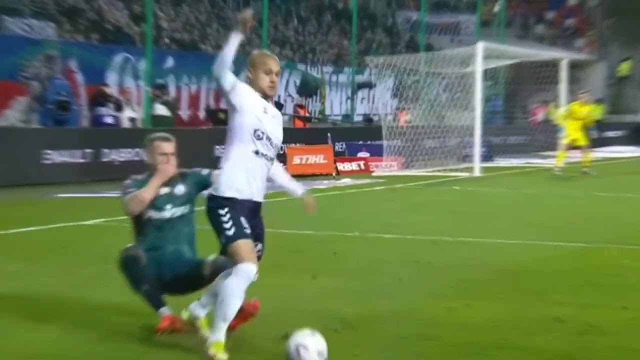 Augustyniak traci zęby (to piłka nożna czy FAME MMA?)