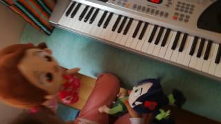 Nane Ve Niloya Piyano Çalmaya Çalışıyor