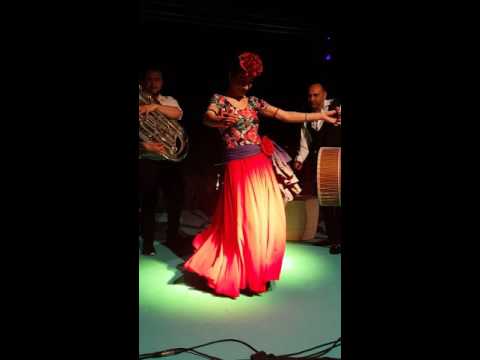 Suzan Kardeş'in Dansçısı Gülay Muhteşem dans ediyor hele mimikler çok hoş  harikasın