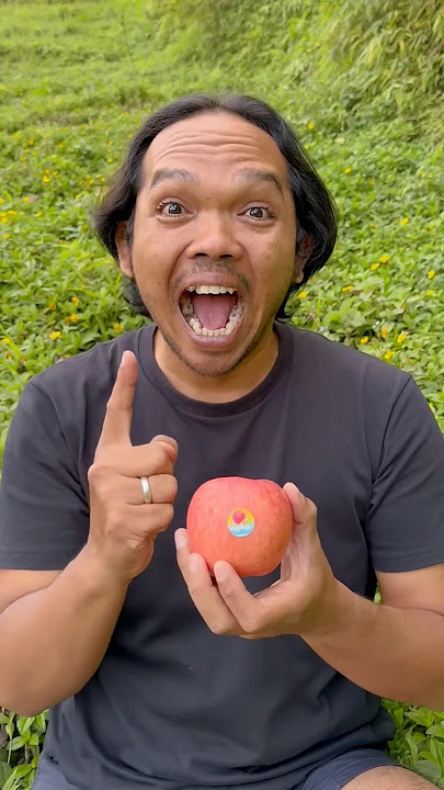 Lifehack skills: Removing apple stickers #camping #lifehack #survival #bushcraft #outdoors#3938