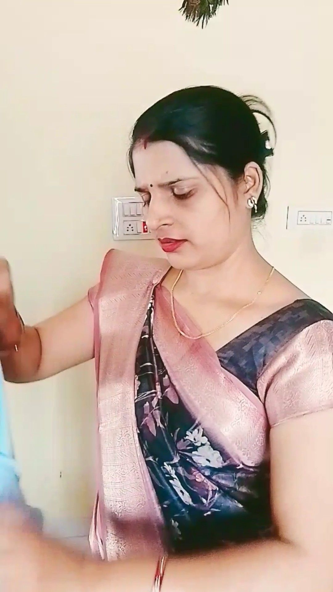 ज़ुबान चलाना#shorts #ytshorts #comedyshorts #husbandwifecomedy #funnyshorts