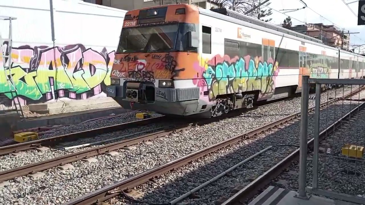 Trenes de Rodalies de Catalunya UT 447 linea R4 por Sant Feliu