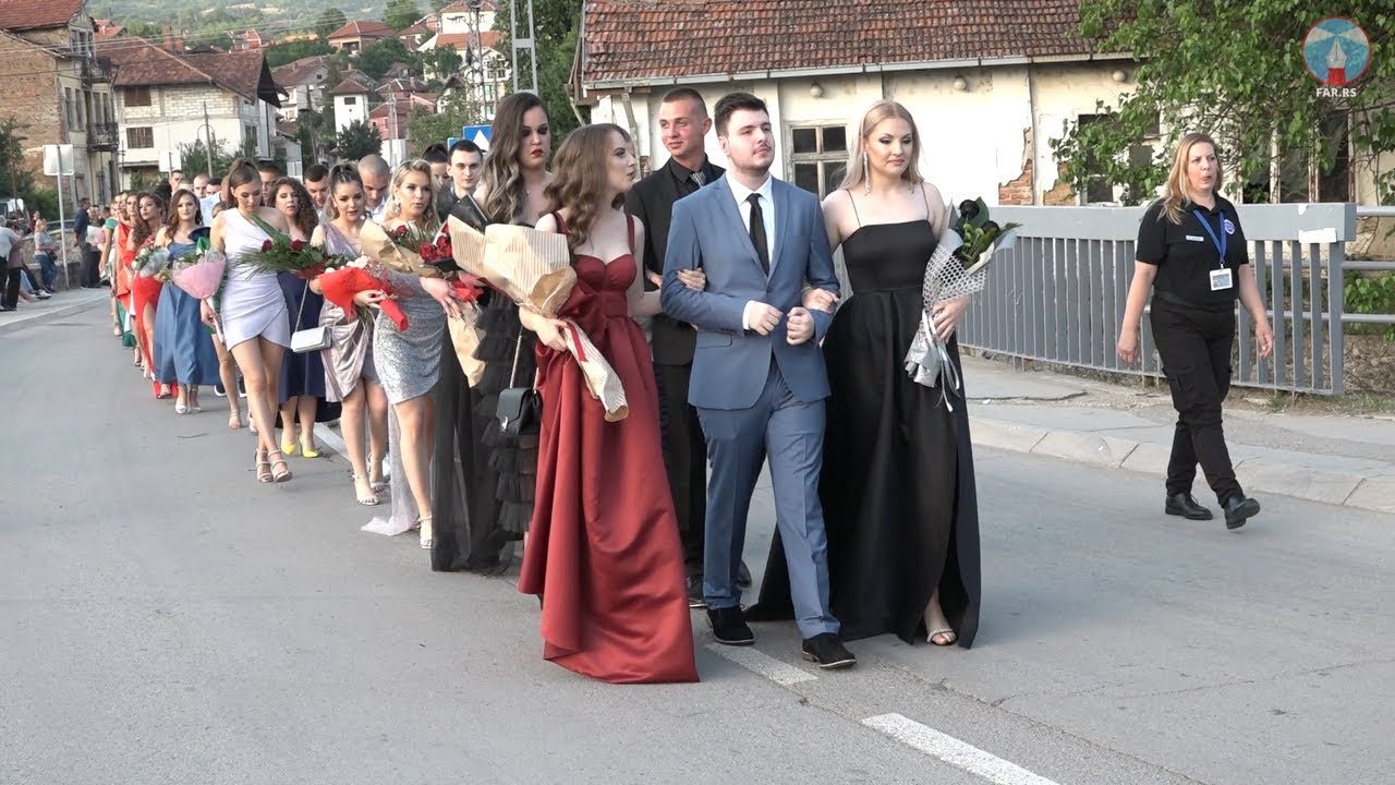 Maturanti gimnazije u Dimitrovgradu: Defile mladosti i lepote