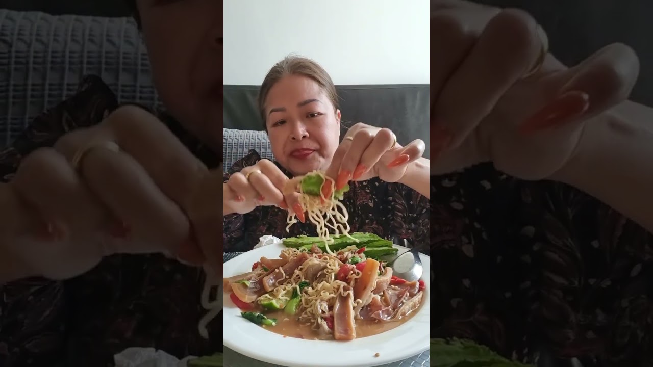 แซบหลายๆรู้ว่าเผ็ดแต่ก้อสู้ไม่ถอยตำมาม่าหมึกกรอบแซบๆจร้า