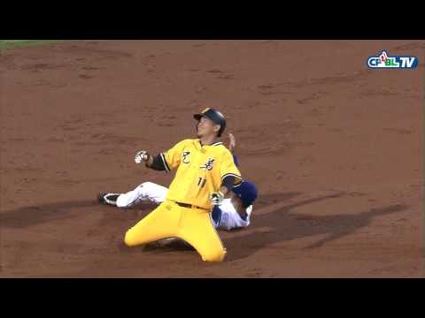 03/25 兄弟 vs 富邦 二局上，林威廷受燈光影響沒接到球，但李宗賢適時補位抓到出局數