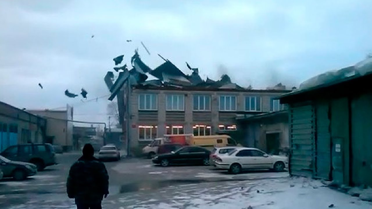 Ураганный ветер срывал крыши с домов и валил деревья в Казахстане. Погода в СНГ