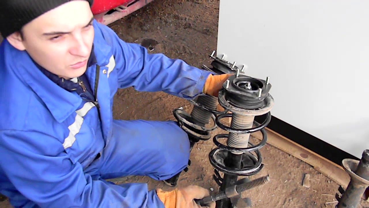 замена амортизатора и передней чашки на мазде 626 - YouTube