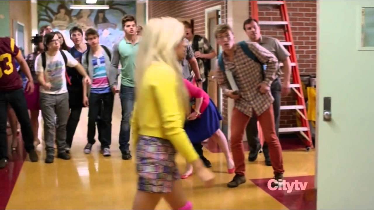 Suburgatory - Tessa versus Dalia (Fight Scene)