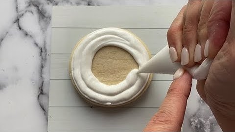 How to outline and flood with royal icing!