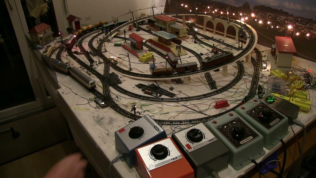 Trix Express Anlage mit 4 Zügen im Betrieb auf demselben Geleisesystem und 2 Pendelzugstrecken