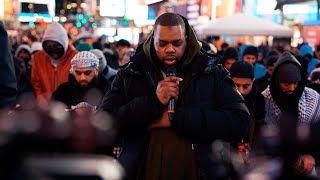 أمريكان يدعو للإسلام في وسط تايم سكوير (التراويح) Muslims praying Taraweeh in Time Square