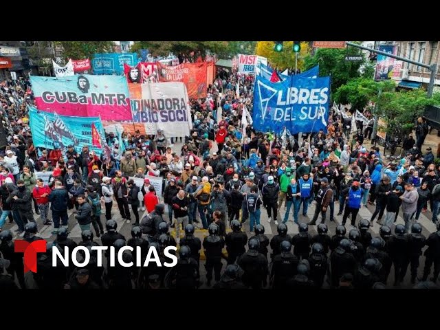 Policías contienen protesta en contra de las políticas sociales de Javier Milei en Argentina