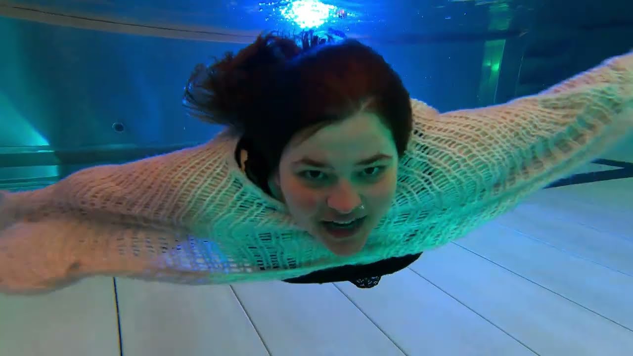 Wetlook with pumps, leggings & sweater