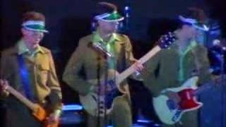 Devo - Live Clip M-80 Festival Devo As Dove 1980