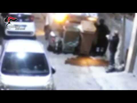 Le immagini dei netturbini che lanciano i rifiuti in una casa privata a Bagnara Calabra