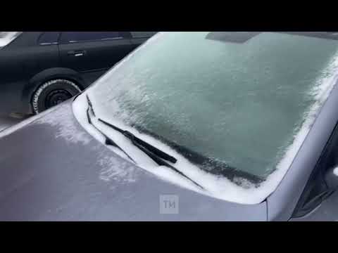 На видео сняли покрытые коркой льда автомобили в Казани
