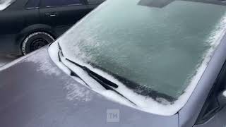 На видео сняли покрытые коркой льда автомобили в Казани
