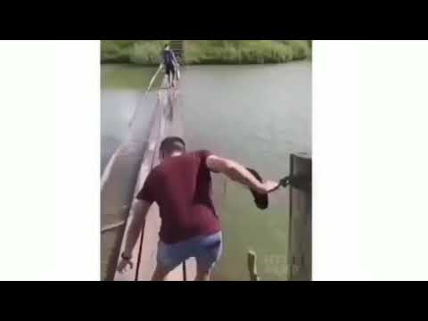парень упал в канаву(