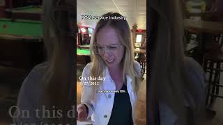 Una chica que trabaja en el sector servicios tiene una primera cita y le pregunta al camarero cuá...