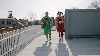Už ste boli v našej škole? Poďte spolu so Spievankou a Zahrajkom na krátku prehliadku.