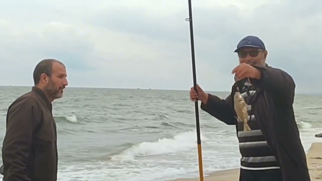 صيد السمك في الشاطئ الرملي la plage Perrin القريب من عنابة .تقنية surfcasting و استهداف سمكة الدوراد