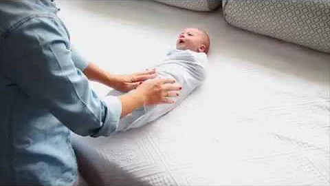 ¿Se puede envolver a un bebé de 3 meses con los brazos extendidos?