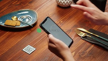 Aktifitas Orang Scan QR Menu Makanan di Restoran