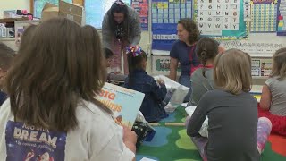 Elementary school in Green Bay gives away books to students ahead of summer vacation
