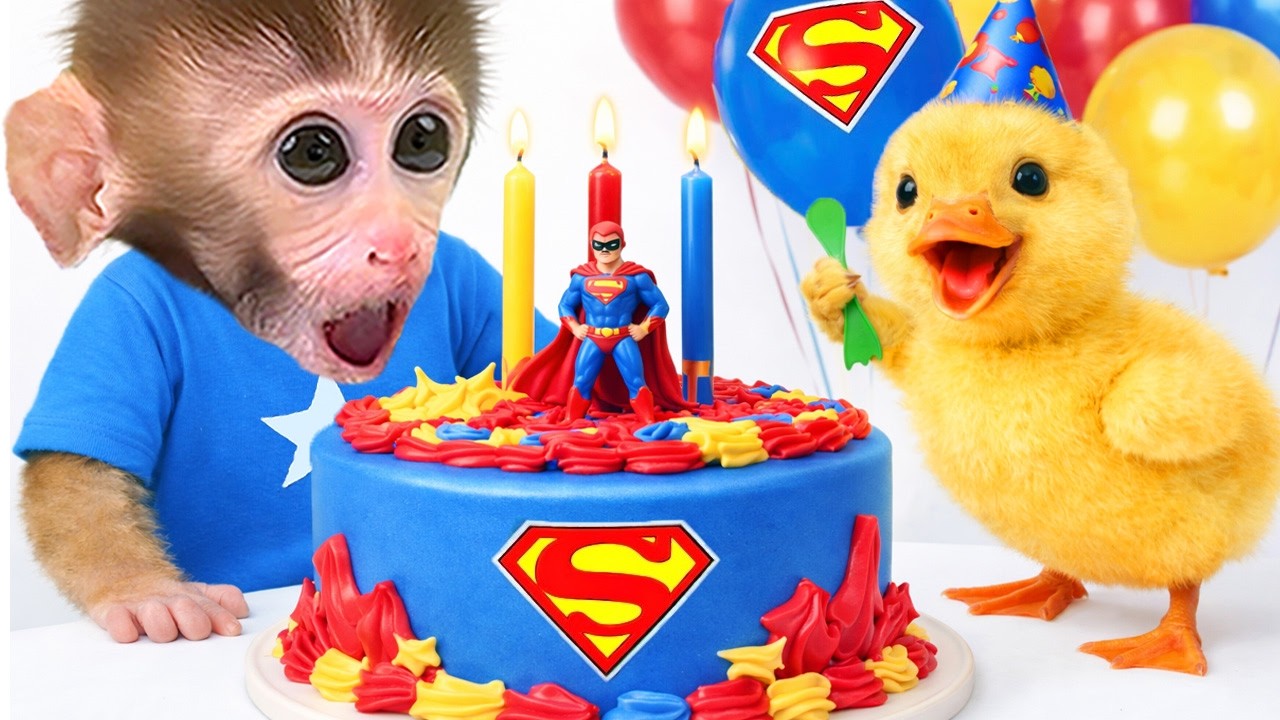 El mono DuDu limpia la casa y construye una casa en el árbol con ladrillos Lego junto con el patito