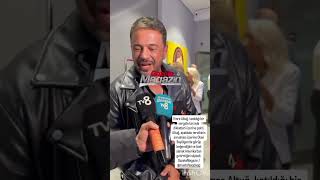 EMRE ALTUĞ KATILDIĞI BİR SERGİDE TARZIYLA DİKKATLARI ÜZERİNE ÇEKTİ