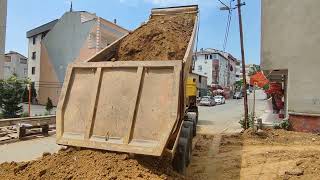 Hafriyat tırı toprak boşaltma