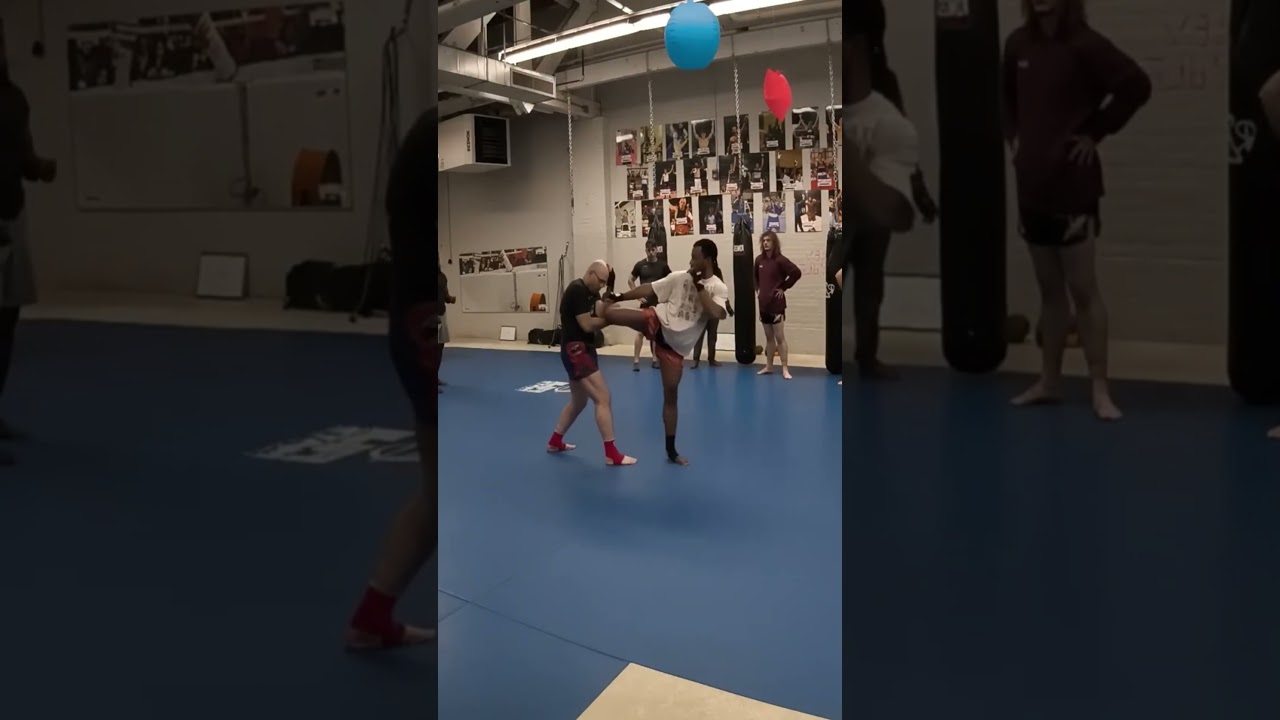 The Body mechanics of catching a kick in Muay Thai #ThaiBoxing #muaythai