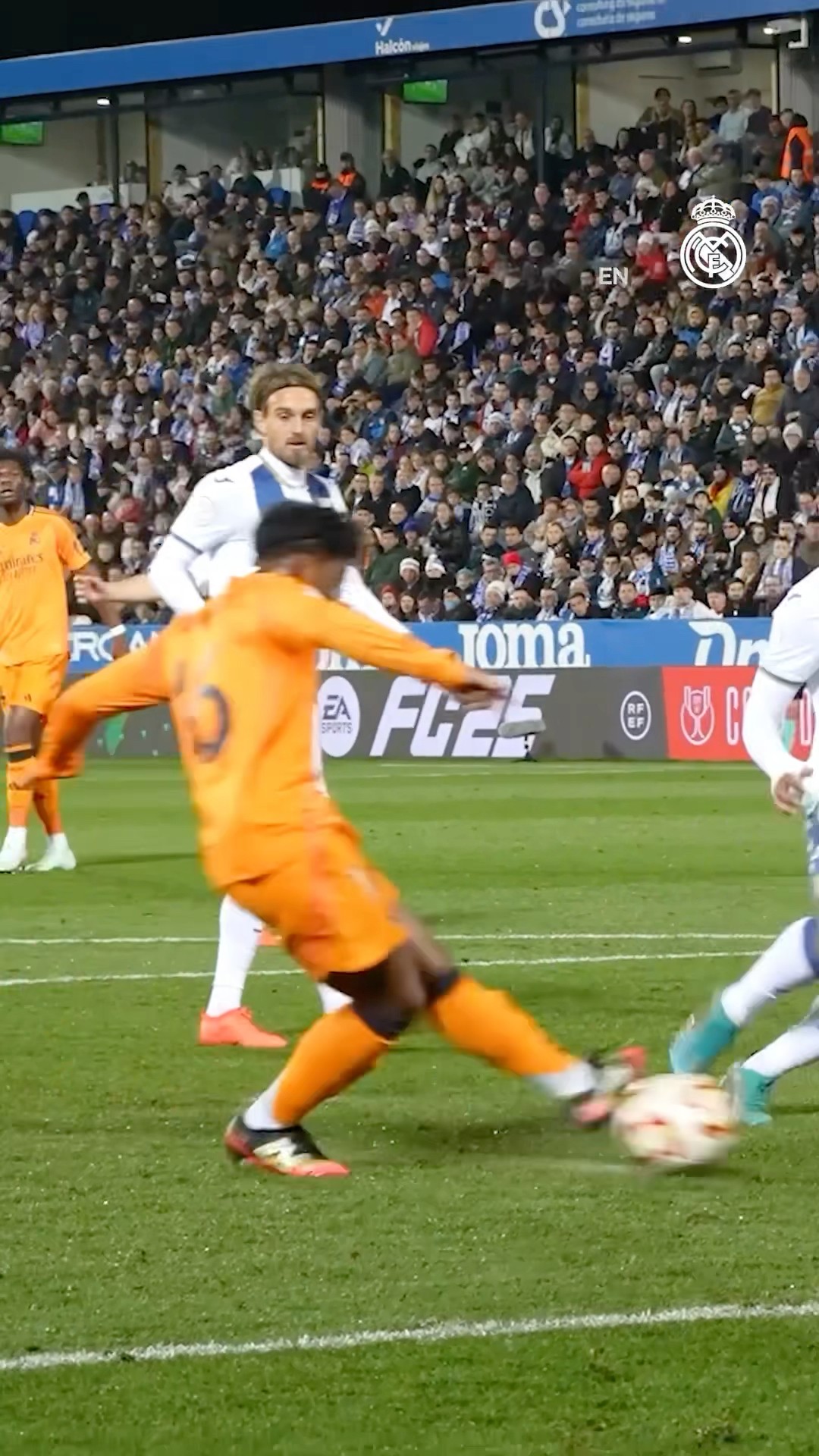 ✨ A last-minute winner... and through to the SEMI-FINALS! ✨ #RealMadrid #LaCopaMola