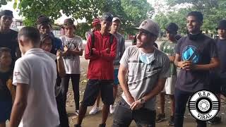 Rapero (Mc zozo) enseña las bolas en una batalla de rap - batalla de freestyle