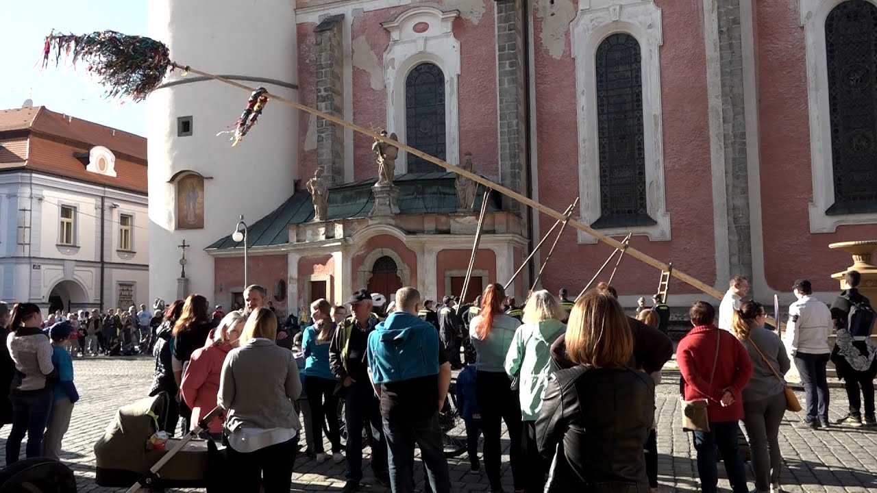 Stavění májky v Domažlicích