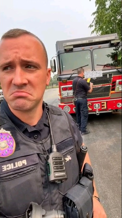 Polisi Mengolok-olok Petugas Pemadam Kebakaran dengan Memberinya Tiket - Reaksi Lucu! 😂 #celana pendek