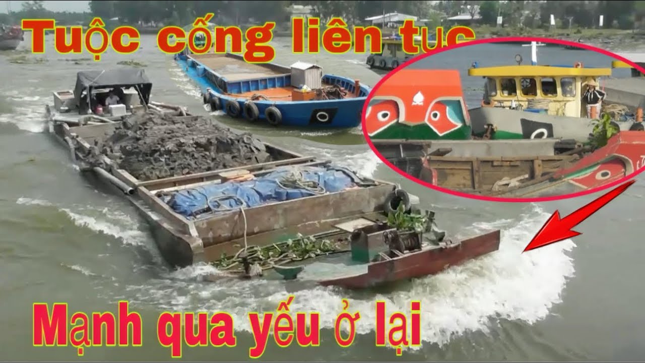 Chạy bất chấp.Sà lan tuộc cống liên tục.không ai nhường ai.ghe sà lan đua nhau vượt cống